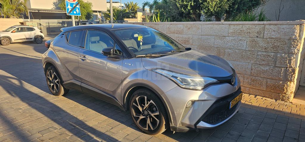 מודעת רכב טויוטה C-HR