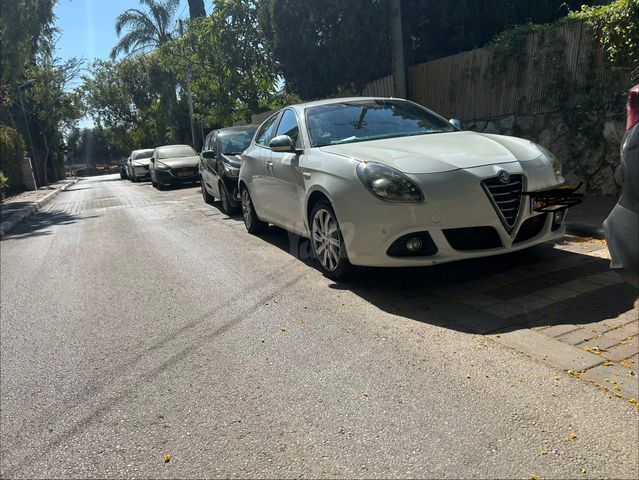 מודעת רכב אלפא רומיאו ג'ולייטה
