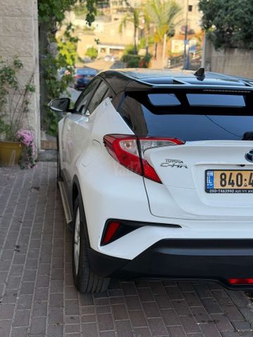 מודעת רכב טויוטה C-HR