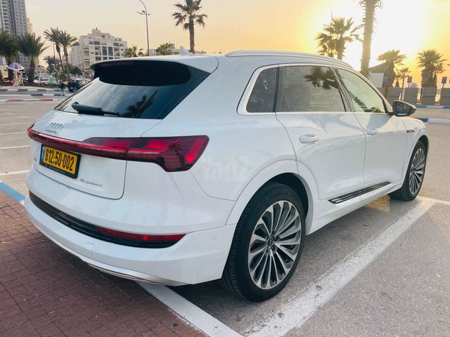 מודעת רכב אאודי E-tron 1