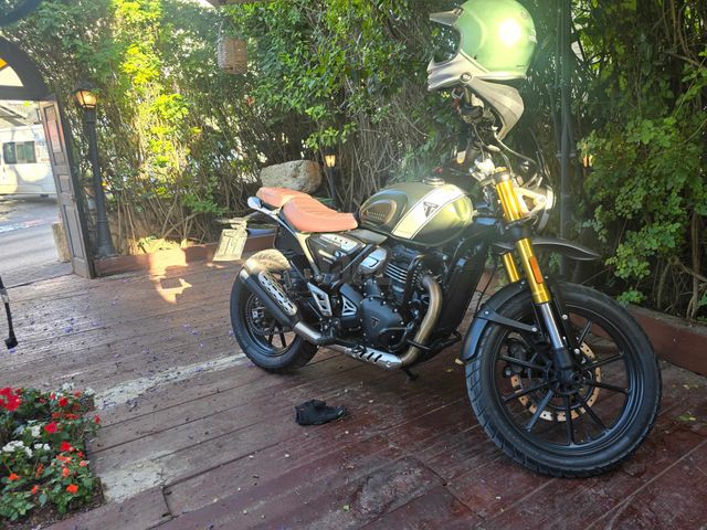מודעת רכב טריומף Scrambler 400 X