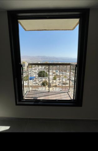 החותרים 4