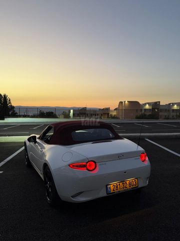מודעת רכב מאזדה MX-5