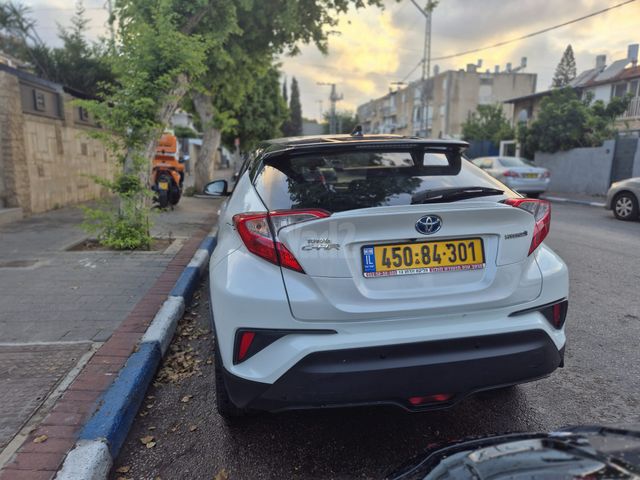 מודעת רכב טויוטה C-HR