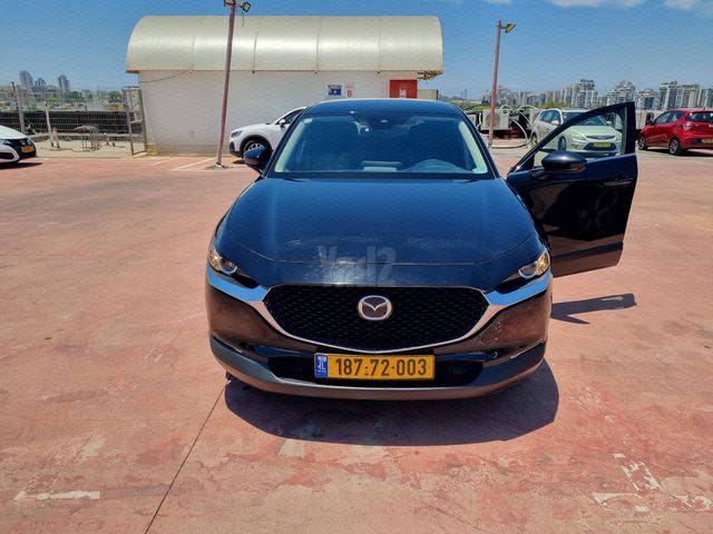 מודעת רכב מאזדה CX-30