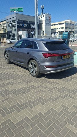 מודעת רכב אאודי E-tron