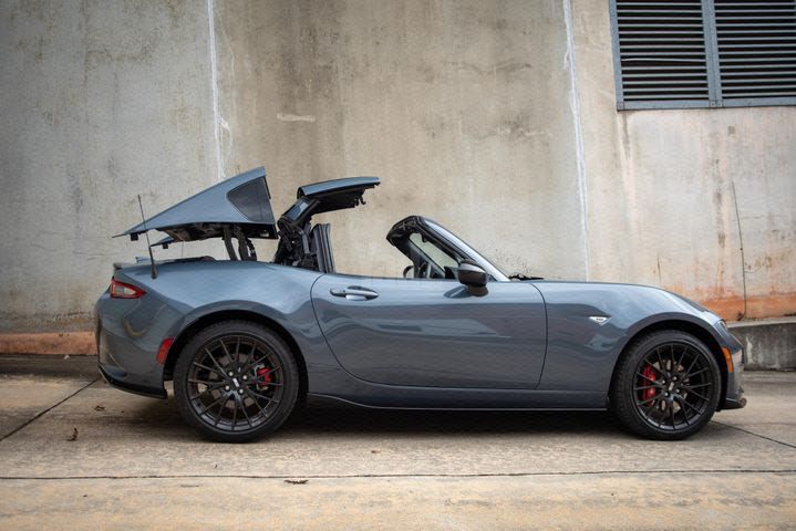 מודעת רכב מאזדה MX-5