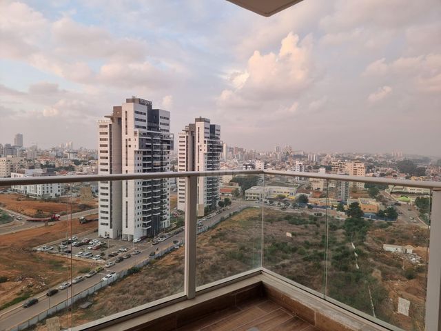 גאולה כהן 3