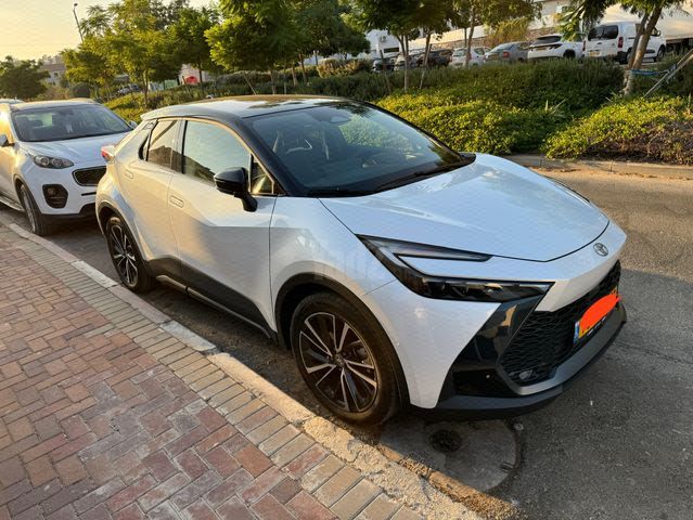 מודעת רכב טויוטה C-HR