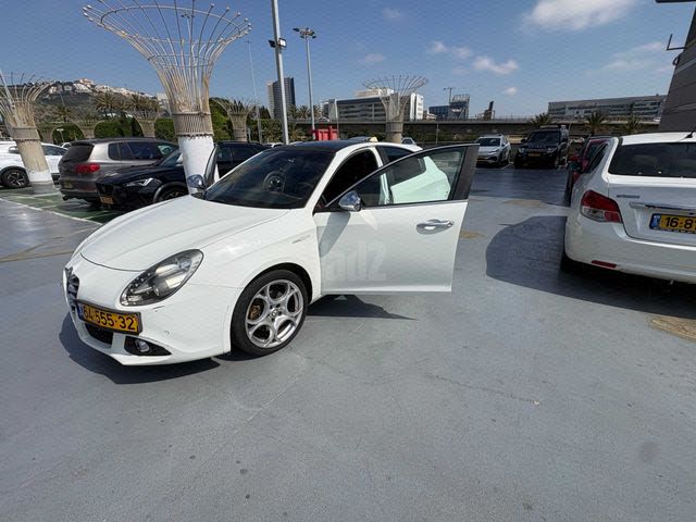 מודעת רכב אלפא רומיאו ג'ולייטה