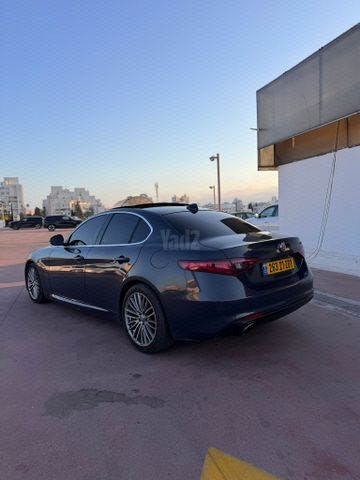 מודעת רכב אלפא רומיאו ג'וליה 1