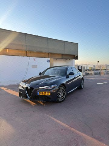 מודעת רכב אלפא רומיאו ג'וליה