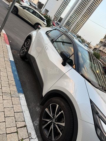 מודעת רכב טויוטה C-HR