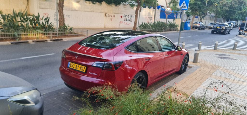 מודעת רכב טסלה מודל 3