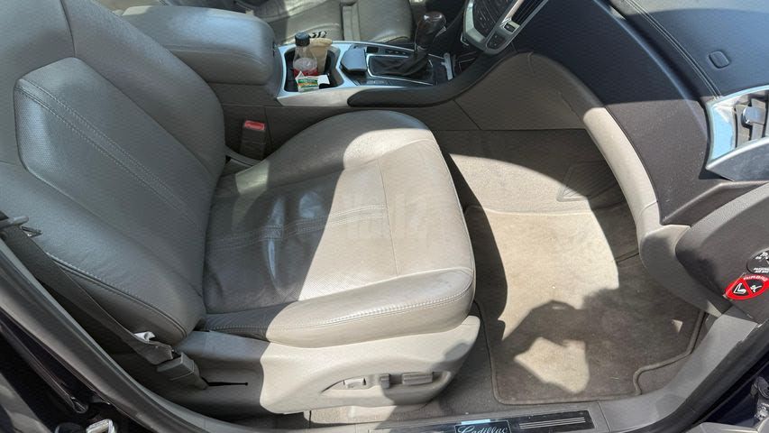 מודעת רכב קאדילק SRX