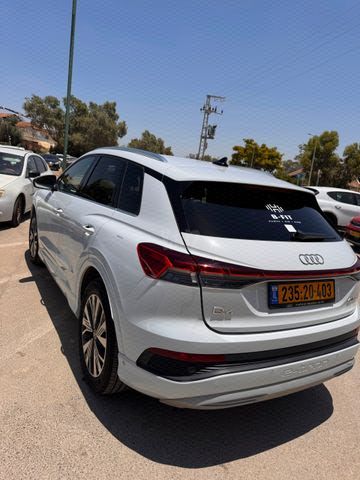 מודעת רכב אאודי Q4 e-tron