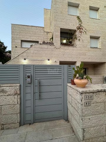 דרך מנחם בגין 52