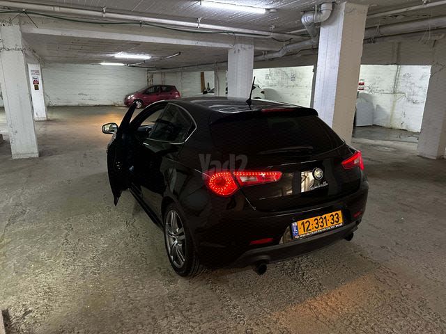 מודעת רכב אלפא רומיאו ג'ולייטה