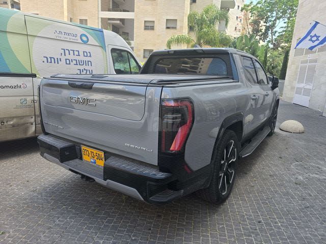 מודעת רכב ג'י.אם.סי סיירה EV