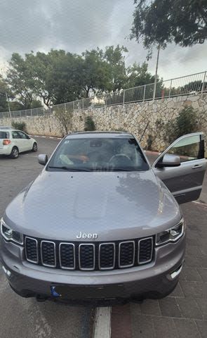 מודעת רכב ג'יפ גרנד צ'ירוקי