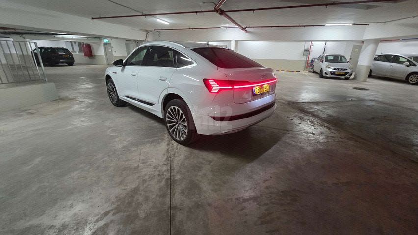 מודעת רכב אאודי E-tron