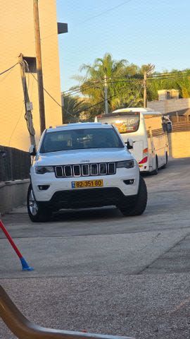 מודעת רכב ג'יפ גרנד צ'ירוקי