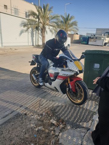 מודעת רכב ימאהה YZF-R1
