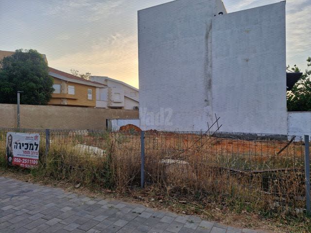 מגרשים