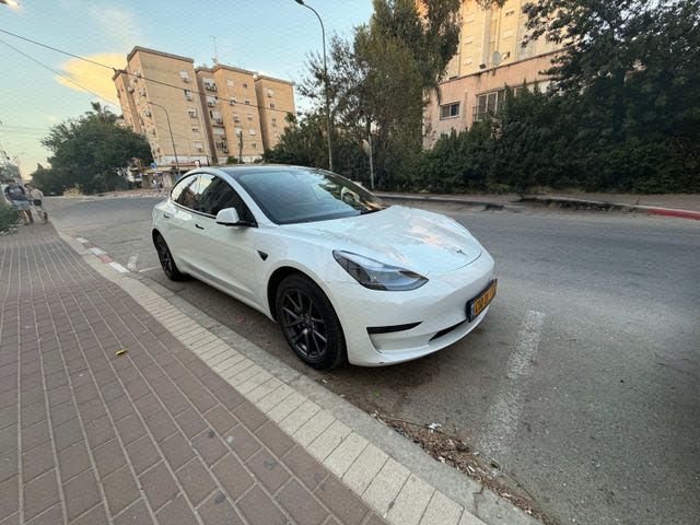 מודעת רכב טסלה מודל 3