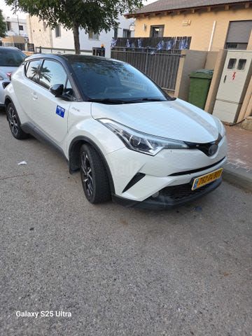 מודעת רכב טויוטה C-HR