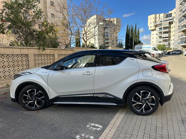 מודעת רכב טויוטה C-HR