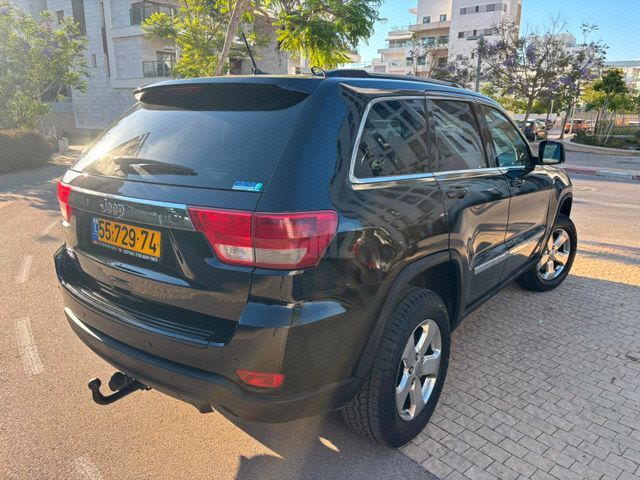 מודעת רכב ג'יפ גרנד צ'ירוקי