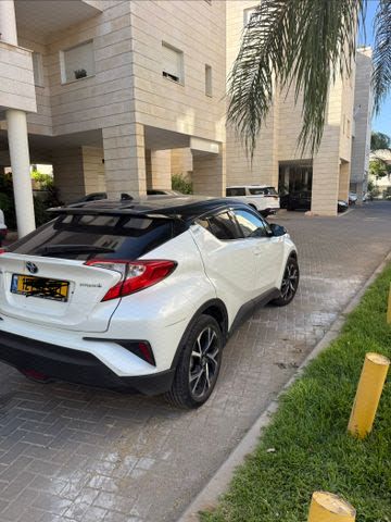 מודעת רכב טויוטה C-HR