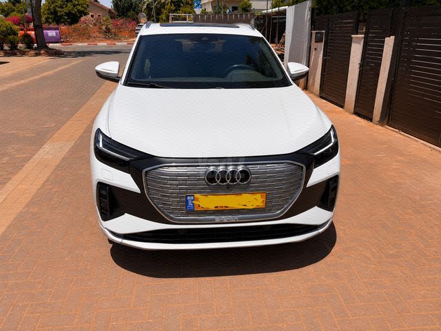 מודעת רכב אאודי Q4 e-tron