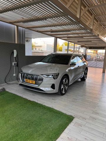 מודעת רכב אאודי E-tron