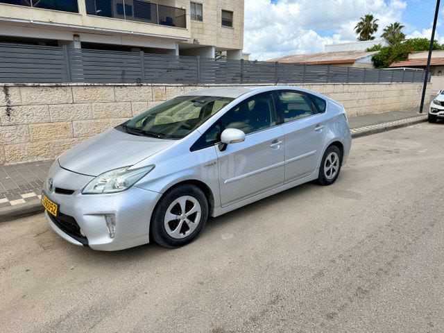 מודעת רכב טויוטה פריוס 2