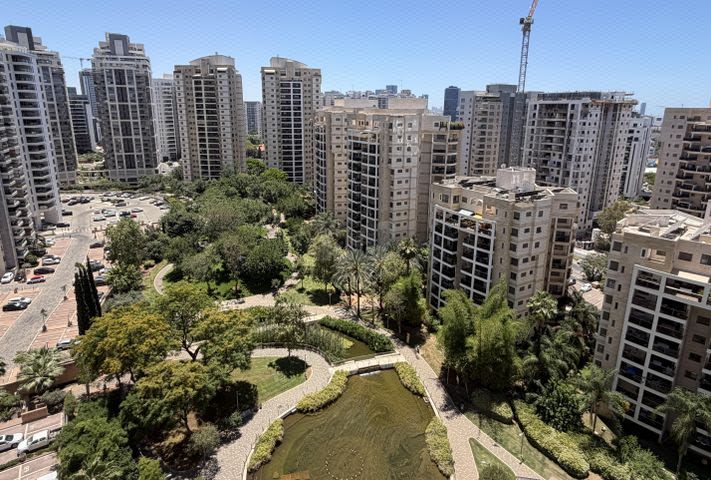 יעל רום 15