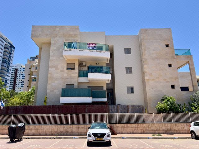 יצחק חכימי 13