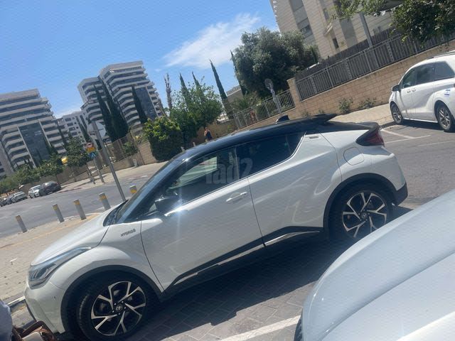 מודעת רכב טויוטה C-HR
