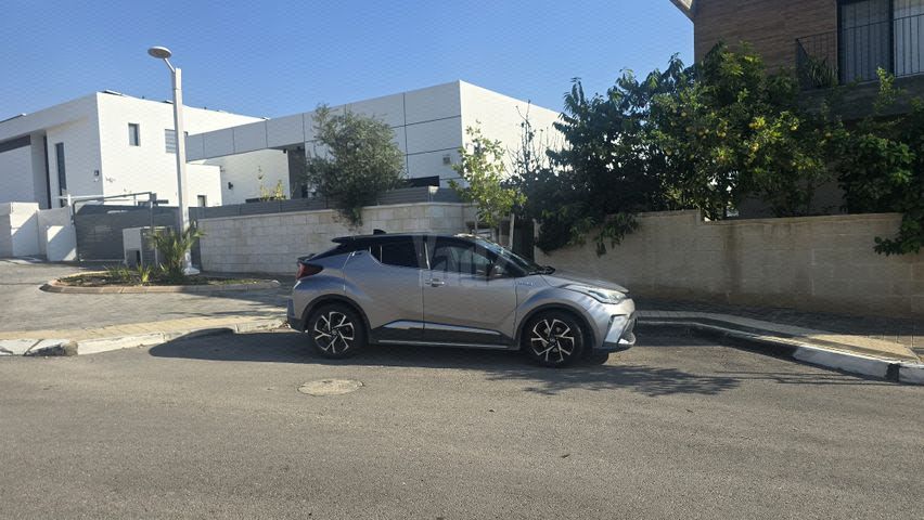 מודעת רכב טויוטה C-HR