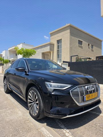 מודעת רכב אאודי E-tron