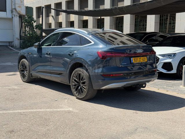 מודעת רכב אאודי E-tron