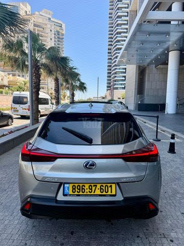 UX Premium 250h היברידי אוט׳ 2.0 (152 כ״ס)