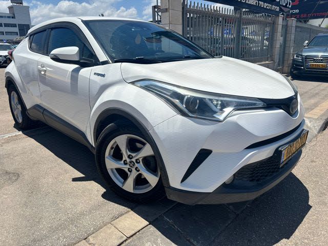 מודעת רכב טויוטה C-HR