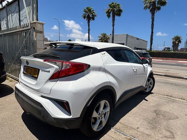 מודעת רכב טויוטה C-HR