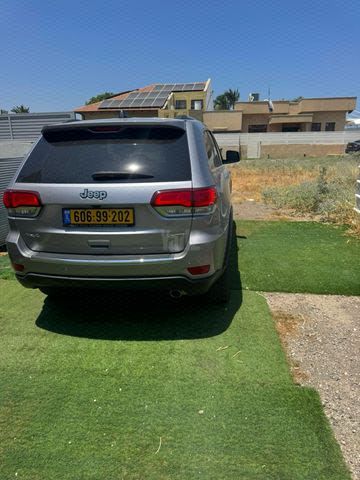 מודעת רכב ג'יפ גרנד צ'ירוקי
