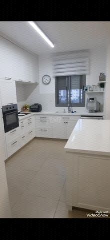 נצר חזני 16