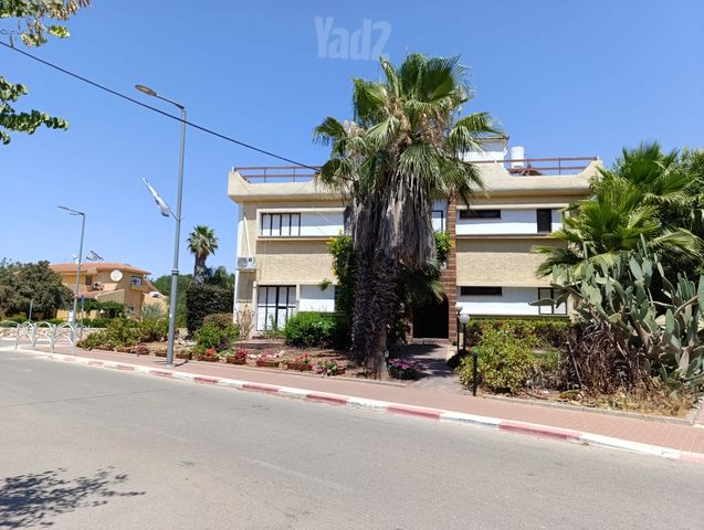 שדרות הראשונים 8