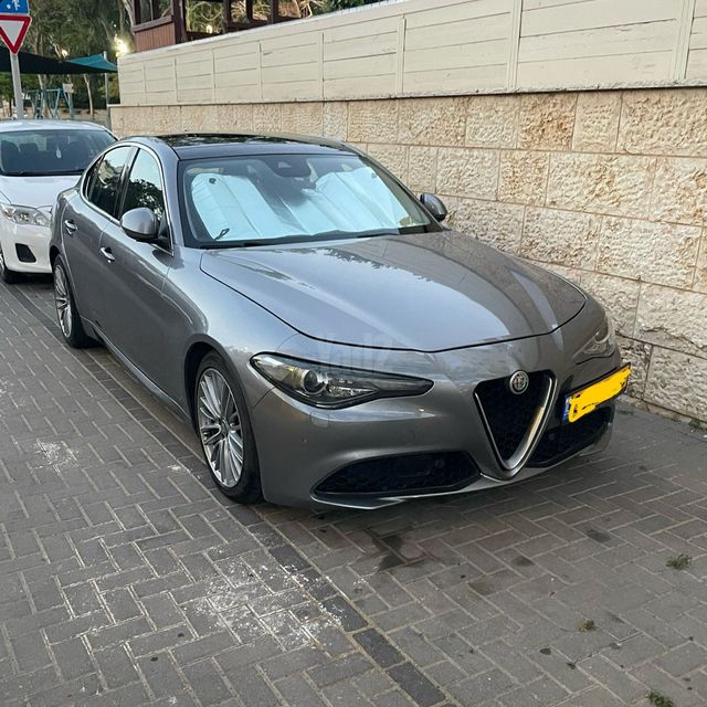 מודעת רכב אלפא רומיאו ג'וליה