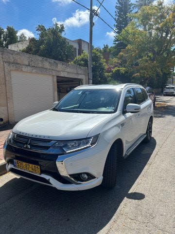 אאוטלנדר Luxury פלאג-אין אוט׳ 2.0 (121 כ״ס)